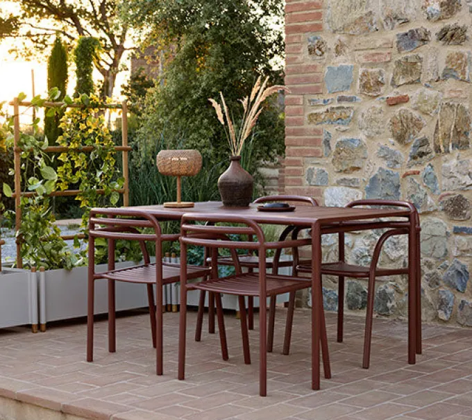 Bliss Matgrupp - Bord 80x80 cm + 2 st Karmstolar Desert Red